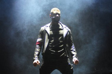 R & B Şarkıcısı Usher 12 Aralık 2014 'te Orlando Florida' daki Amway Center 'da sahne alacak..  