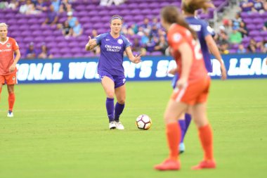 Orlando Pride, 22 Nisan 2018 'de Florida, Orlando' daki Exploria Stadyumu 'nda Houston Dash' e ev sahipliği yaptı..  