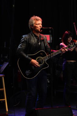 Şarkıcı Jon Bon Jovi, 5 Kasım 2016 'da St. Petersburg Florida' da Devlet Street Theater in Support of HIllary Clinton 'ın Başkan İhalesi' nde sahne alıyor.