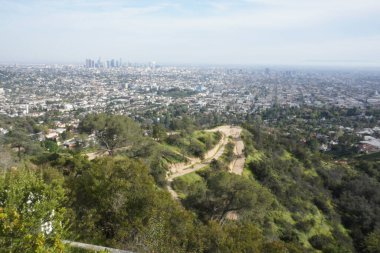 Los Angeles tepelerinin manzarası, tepeler ve şehirler arasındaki yollar.