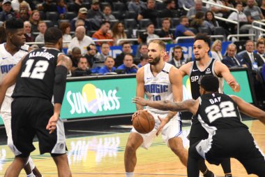 Orlando Magic, 19 Aralık 2018 tarihinde Orlando Florida 'daki Amway Center' da San Antonio Spurs 'a ev sahipliği yapmaktadır.