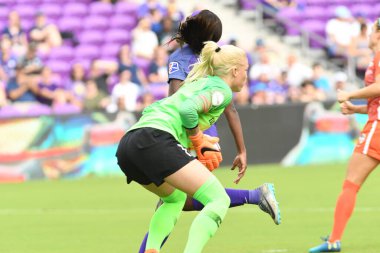 Orlando Pride, 22 Nisan 2018 'de Florida, Orlando' daki Exploria Stadyumu 'nda Houston Dash' e ev sahipliği yaptı.. 