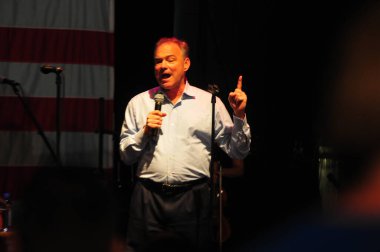 Şarkıcı Jon Bon Jovi, 5 Kasım 2016 'da St. Petersburg Florida' da Devlet Street Theater in Support of HIllary Clinton 'ın Başkan İhalesi' nde sahne alıyor.