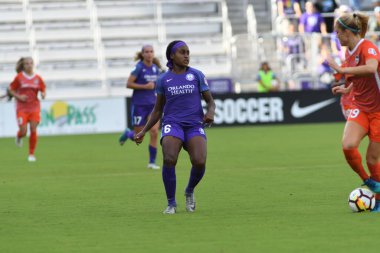 Orlando Pride, 22 Nisan 2018 'de Florida, Orlando' daki Exploria Stadyumu 'nda Houston Dash' e ev sahipliği yaptı..  