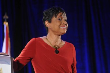 Yargıç Glenda Hatchett 22 Ekim 2014 'te Orlando Florida' daki İnanç Sempozyumu sırasında konuştu.  