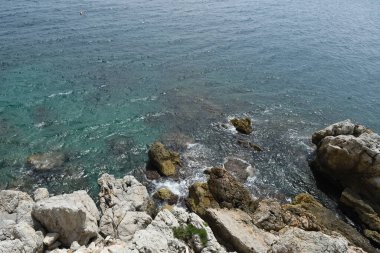 Deniz dalgalı taşlara bak