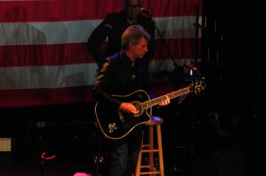 Şarkıcı Jon Bon Jovi, 5 Kasım 2016 'da St. Petersburg Florida' da Devlet Street Theater in Support of HIllary Clinton 'ın Başkan İhalesi' nde sahne alıyor.