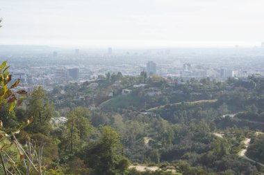 Los Angeles tepelerinin manzarası, tepeler ve şehirler arasındaki yollar.