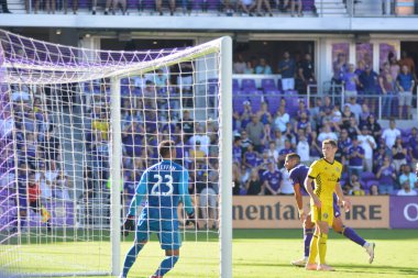 Orlando Magic oyuncusu Fournier, 25 Ekim 2018 tarihinde Orlando Florida 'daki Amway Center' da spor ceketlilere karşı gol atmaya çalıştı..  