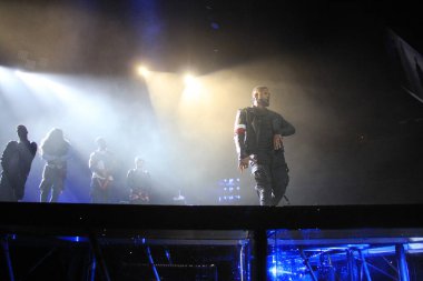 R & B Şarkıcısı Usher 12 Aralık 2015 'te Orlando Florida' daki Amway Center 'da sahne alacak..