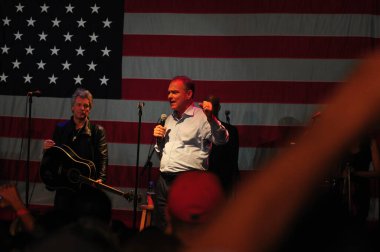 Şarkıcı Jon Bon Jovi, 5 Kasım 2016 'da St. Petersburg Florida' da Devlet Street Theater in Support of HIllary Clinton 'ın Başkan İhalesi' nde sahne alıyor.