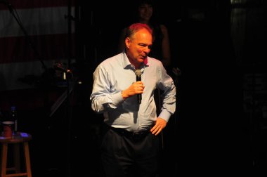 Şarkıcı Jon Bon Jovi, 5 Kasım 2016 'da St. Petersburg Florida' da Devlet Street Theater in Support of HIllary Clinton 'ın Başkan İhalesi' nde sahne alıyor.