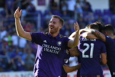 Orlando Magic oyuncusu Fournier, 25 Ekim 2018 tarihinde Orlando Florida 'daki Amway Center' da spor ceketlilere karşı gol atmaya çalıştı..  