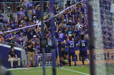 Orlando City 15 Nisan 2017 'de Florida, Orlando' daki Citrus Bowl 'da Los Angeles Galaksisine ev sahipliği yaptı.. 