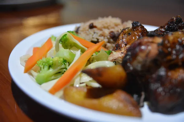 Hermoso Plato Deliciosa Comida Caribeña —  Fotos de Stock