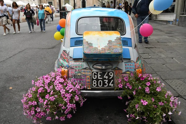 Vista Sulla Vecchia Graziosa Piccola Auto Italiana — Foto Stock