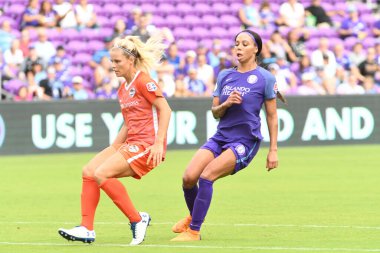 Orlando Pride, 22 Nisan 2018 'de Florida, Orlando' daki Exploria Stadyumu 'nda Houston Dash' e ev sahipliği yaptı.. 