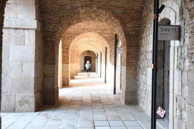 Kemer şeklindeki tuğla girişe bak