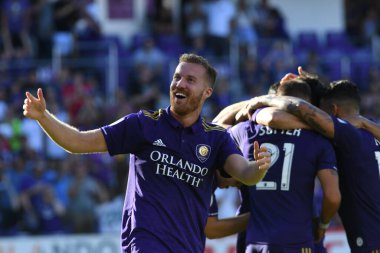 Orlando Magic oyuncusu Fournier, 25 Ekim 2018 tarihinde Orlando Florida 'daki Amway Center' da spor ceketlilere karşı gol atmaya çalıştı..  
