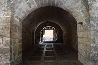 Kalenin kemerleriyle eski koridora bak.