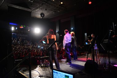 Şarkıcı Jon Bon Jovi, 5 Kasım 2016 'da St. Petersburg Florida' da Devlet Street Theater in Support of HIllary Clinton 'ın Başkan İhalesi' nde sahne alıyor.