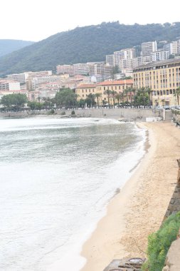 Bir kasaba ve sahil manzaralı güzel bir sahil manzarası.