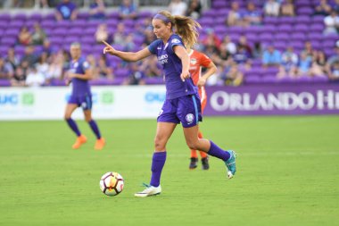 Orlando Pride, 22 Nisan 2018 'de Florida, Orlando' daki Exploria Stadyumu 'nda Houston Dash' e ev sahipliği yaptı..  
