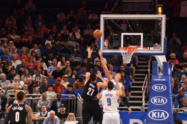 Orlando Magic 25 Ekim 2018 'de Orlando Florida' daki Amway Center 'da Portland Trail Blazers' ı sunar..  