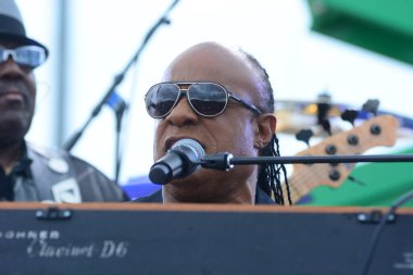 Stevie Wonder, Başkan Barack Obama 'nın 6 Kasım 2016' da Kissimmee Florida 'da başkanlık adaylığını destekleyen mitinginde performans sergiliyor..