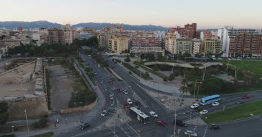 Gün batımında güzel bir şehir manzarası. 