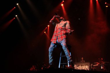 R & B Şarkıcısı Usher 12 Aralık 2015 'te Orlando Florida' daki Amway Center 'da sahne alacak..  