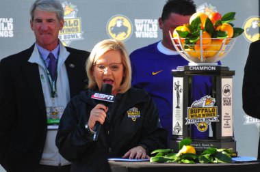 LSU, 31 Aralık 2016 tarihinde Orlando Florida 'daki Kamp Dünya Stadyumu' nda oynanan 71. Citrus Kupası 'nda Louisville ile karşılaşacak..  