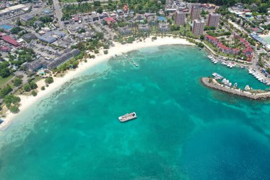 Bir yaz günü Ochos Rios Jamaika 'daki plajların güzel manzarası