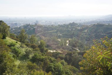 Los Angeles tepelerinin manzarası, tepeler ve şehirler arasındaki yollar.