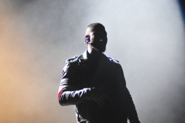 R & B Şarkıcısı Usher 12 Aralık 2015 'te Orlando Florida' daki Amway Center 'da sahne alacak.. 