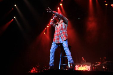 R & B Şarkıcısı Usher 12 Aralık 2014 'te Orlando Florida' daki Amway Center 'da sahne alacak..  