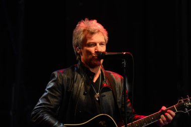 Şarkıcı Jon Bon Jovi, 5 Kasım 2016 'da St. Petersburg Florida' da Devlet Street Theater in Support of HIllary Clinton 'ın Başkan İhalesi' nde sahne alıyor.