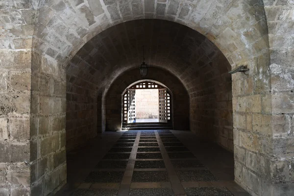 Kalenin kemerleriyle eski koridora bak.