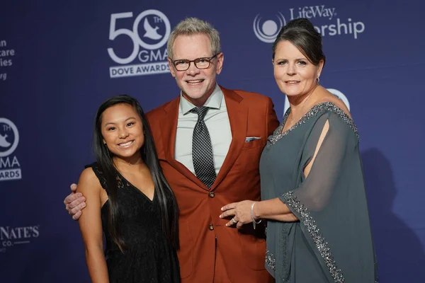 Stephen Curtis Chapman ve ailesi 15 Ekim 2019 'da Tennessee, Nashville' deki Linbscome Üniversitesi 'nde verilen 50. GMA Dove Ödülleri' nde Kırmızı Halıda Yürür. Fotoğraf: Marty Jean-Louis
