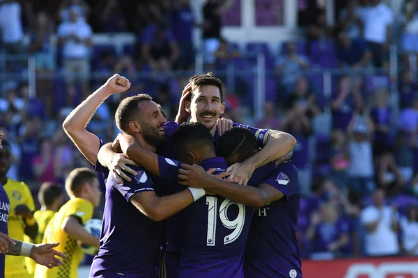 Orlando Magic oyuncusu Fournier, 25 Ekim 2018 tarihinde Orlando Florida 'daki Amway Center' da spor ceketlilere karşı gol atmaya çalıştı..  