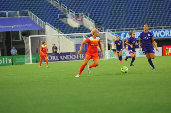Orlando Pride sunucusu Houston Dash 23 Haziran 2016 'da Orlando Florida' daki Dünya Kampı Stadyumu 'nda..