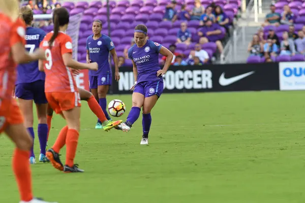 Orlando Pride, 22 Nisan 2018 'de Florida, Orlando' daki Exploria Stadyumu 'nda Houston Dash' e ev sahipliği yaptı..  