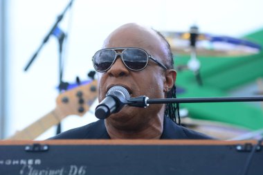 Stevie Wonder, Başkan Barack Obama 'nın 6 Kasım 2016' da Kissimmee Florida 'da başkanlık adaylığını destekleyen mitinginde performans sergiliyor..
