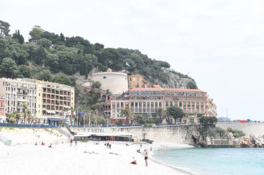 Sahili ve rıhtımı olan sahil manzarası.