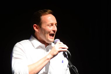 Şarkıcı Jon Bon Jovi, 5 Kasım 2016 'da St. Petersburg Florida' da Devlet Street Theater in Support of HIllary Clinton 'ın Başkan İhalesi' nde sahne alıyor.