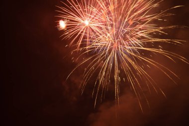 Karanlık gökyüzünde havai fişeklerin görüntüsü