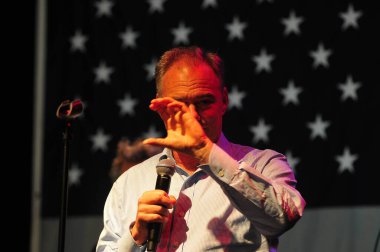 Şarkıcı Jon Bon Jovi, 5 Kasım 2016 'da St. Petersburg Florida' da Devlet Street Theater in Support of HIllary Clinton 'ın Başkan İhalesi' nde sahne alıyor.