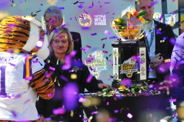 LSU, 31 Aralık 2016 tarihinde Orlando Florida 'daki Kamp Dünya Stadyumu' nda oynanan 71. Citrus Kupası 'nda Louisville ile karşılaşacak..  