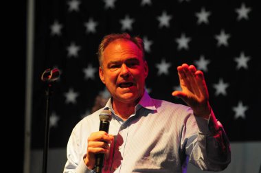 Şarkıcı Jon Bon Jovi, 5 Kasım 2016 'da St. Petersburg Florida' da Devlet Street Theater in Support of HIllary Clinton 'ın Başkan İhalesi' nde sahne alıyor.