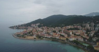 Güzel bir kıyı şeridi manzarası var. 